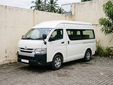 Toyota KDH 2018 – white high-roof van