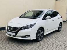 Nissan Leaf 2018 – white electric hatchback