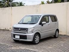 Suzuki Wagon R 2018 – silver kei wagon