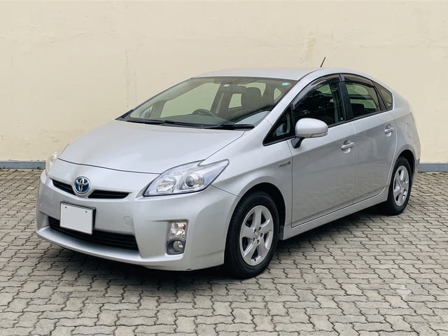 Toyota Prius 2014 – silver hybrid